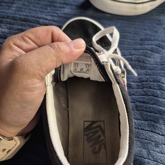 Vans With Roses - Picture 4 of 4